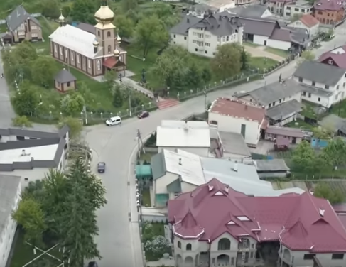 Живут, как короли: журналисты показали самое богатое село Украины
