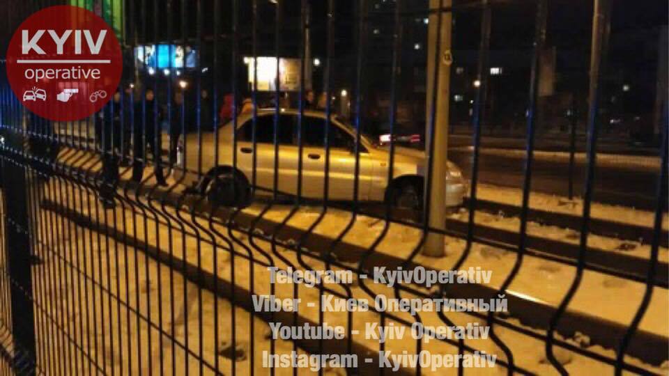 В Киеве пьяный водитель на Daewoo вылетел на трамвайные пути