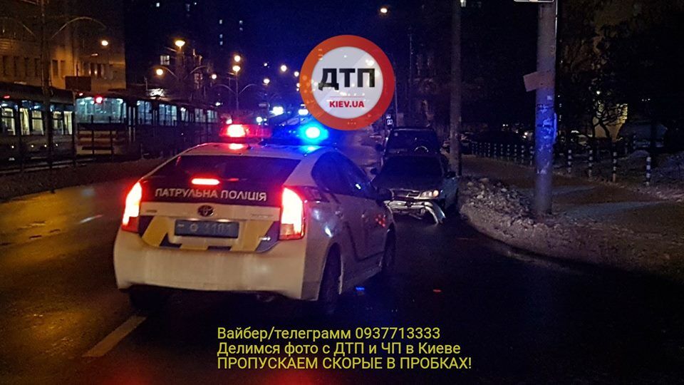 У Києві п'яний водій на Daewoo вилетів на трамвайні колії