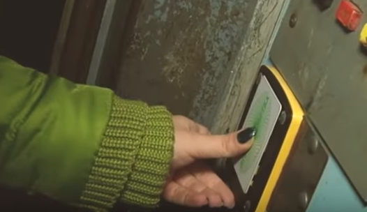 "Просим поднимать": жители пожаловались на платный лифт в многоэтажке под Киевом