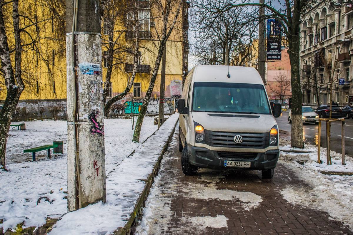 В Киеве на тротуаре возле школы микроавтобус сбил ребенка