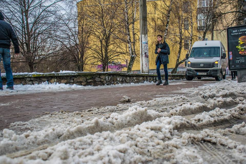 В Киеве на тротуаре возле школы микроавтобус сбил ребенка