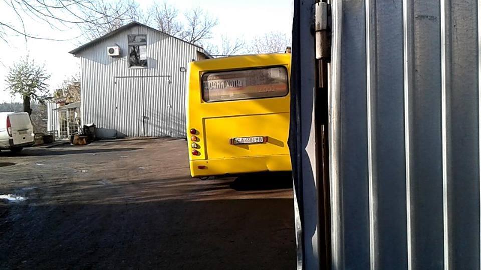 Кто забыл пройти СТО? Сеть разгневал беспредел возле школы в Киеве