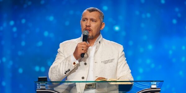 Несут последние деньги: как в церкви "Возрождение" разводят прихожан