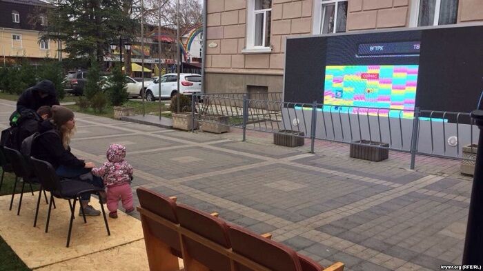 "Ватотерапія" в Криму: в мережі показали, як окупанти заманювали дивитися на Путіна