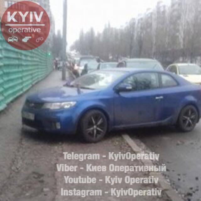 В Киеве прохожие жестко проучили наглого героя парковки