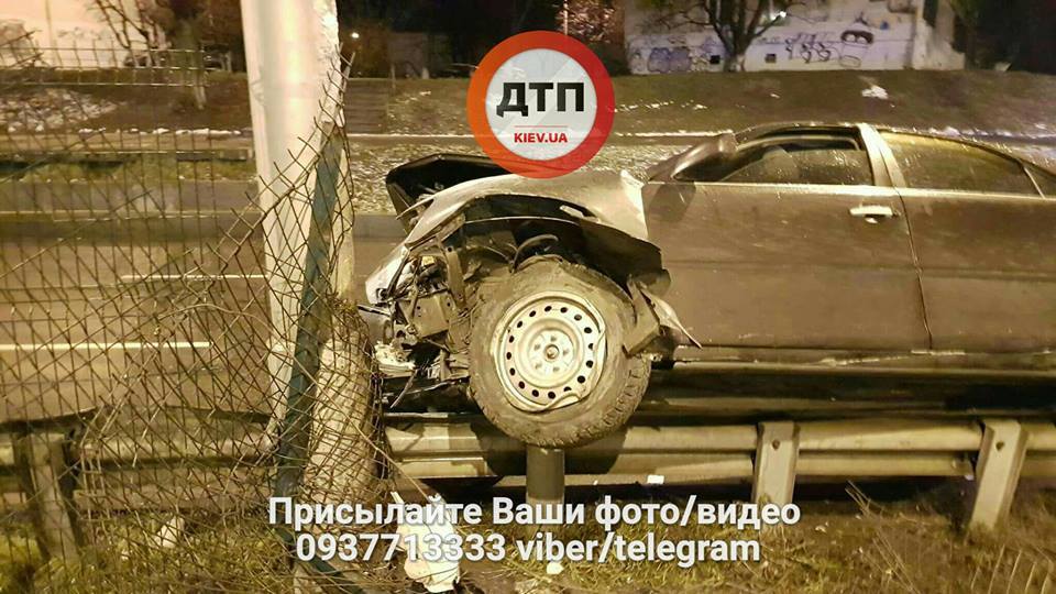 Залишив у авто поранену: у Києві водій влаштував ДТП і втік