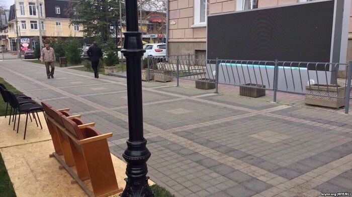 "Ватотерапія" в Криму: в мережі показали, як окупанти заманювали дивитися на Путіна
