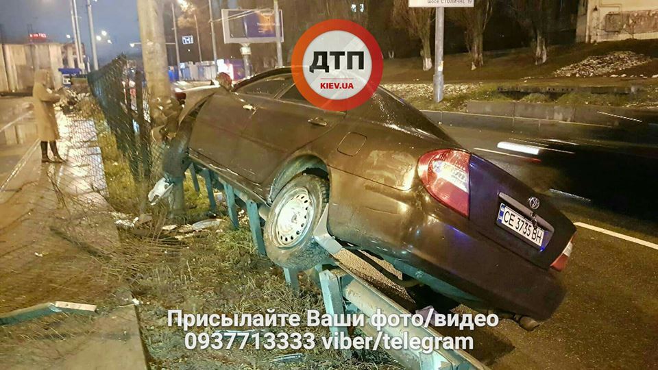 Бросил в авто раненую: в Киеве водитель устроил ДТП и сбежал