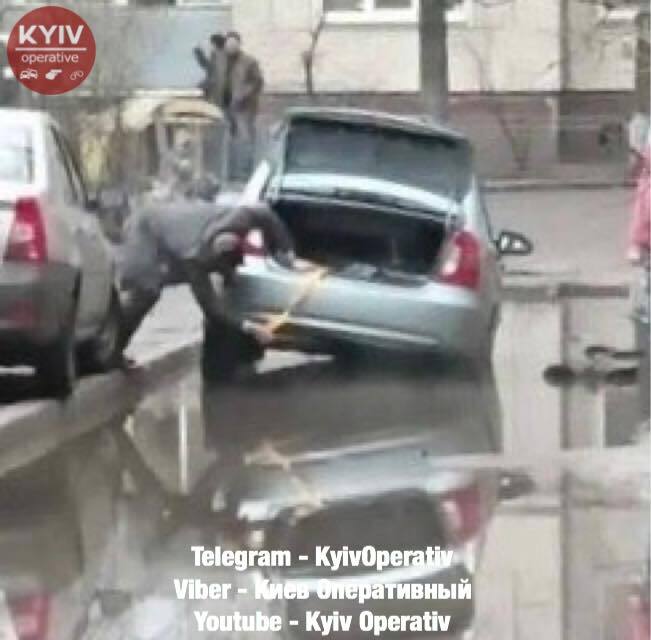 "Що там на дні?" У Києві десятки автомобілів виявилися у пастці