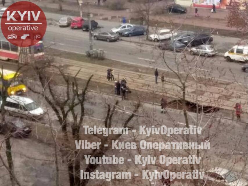 На лівому березі Києва зупинилися трамваї через масштабну НП