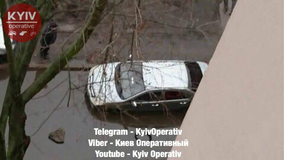 "Что там на дне?" В Киеве десятки автомобилей оказались в ловушке
