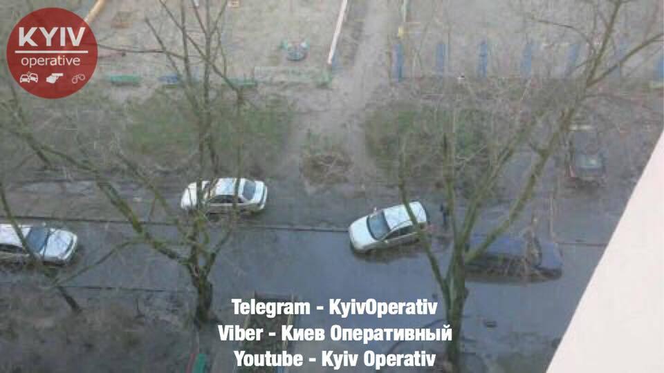 "Что там на дне?" В Киеве десятки автомобилей оказались в ловушке