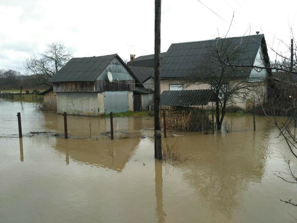 Затоплены дома, перекрыты трассы: Закарпатье накрыл мощный паводок