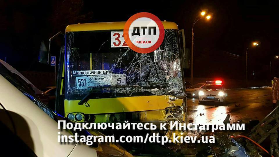 В Киеве маршрутка попала в жуткое ДТП. Опубликованы фото и видео