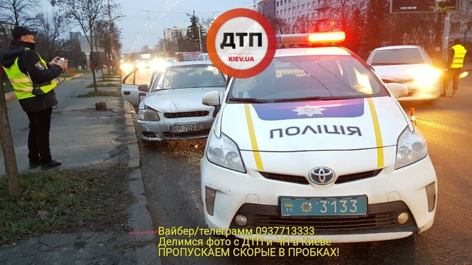 Нашли наркотики: в Киеве таксист устроил жесткое ДТП с полицией
