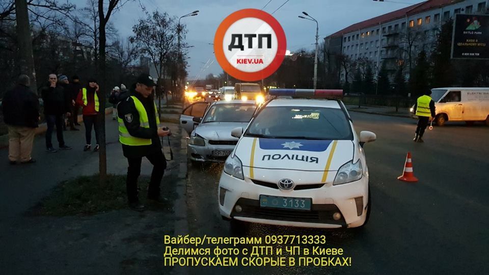 Нашли наркотики: в Киеве таксист устроил жесткое ДТП с полицией
