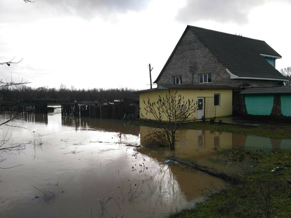 Затоплены дома, перекрыты трассы: Закарпатье накрыл мощный паводок