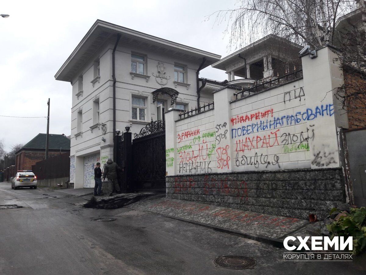 В Киеве подожгли шины под домом экс-соратника Януковича: фотофакт