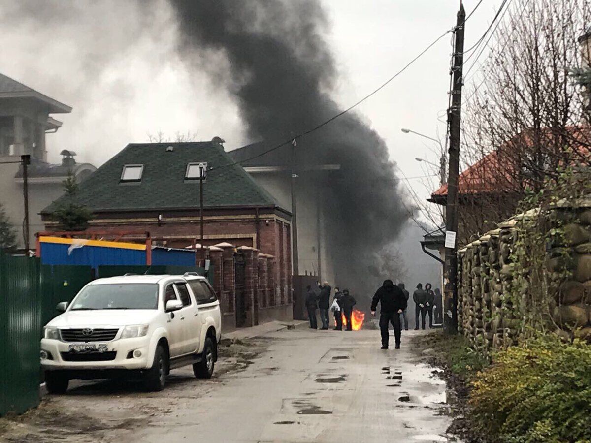 В Киеве подожгли шины под домом экс-соратника Януковича