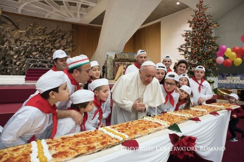 День рождения Папы Франциска: больные дети, торт и пицца