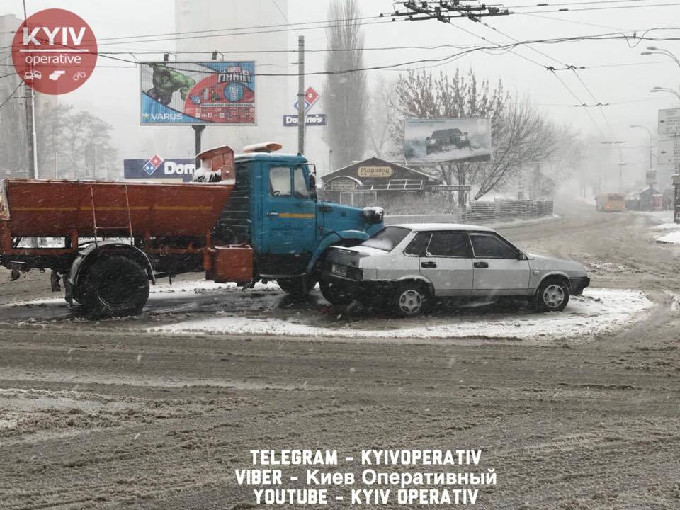 Транспортный коллапс в Киеве: на правом берегу остановились троллейбусы
