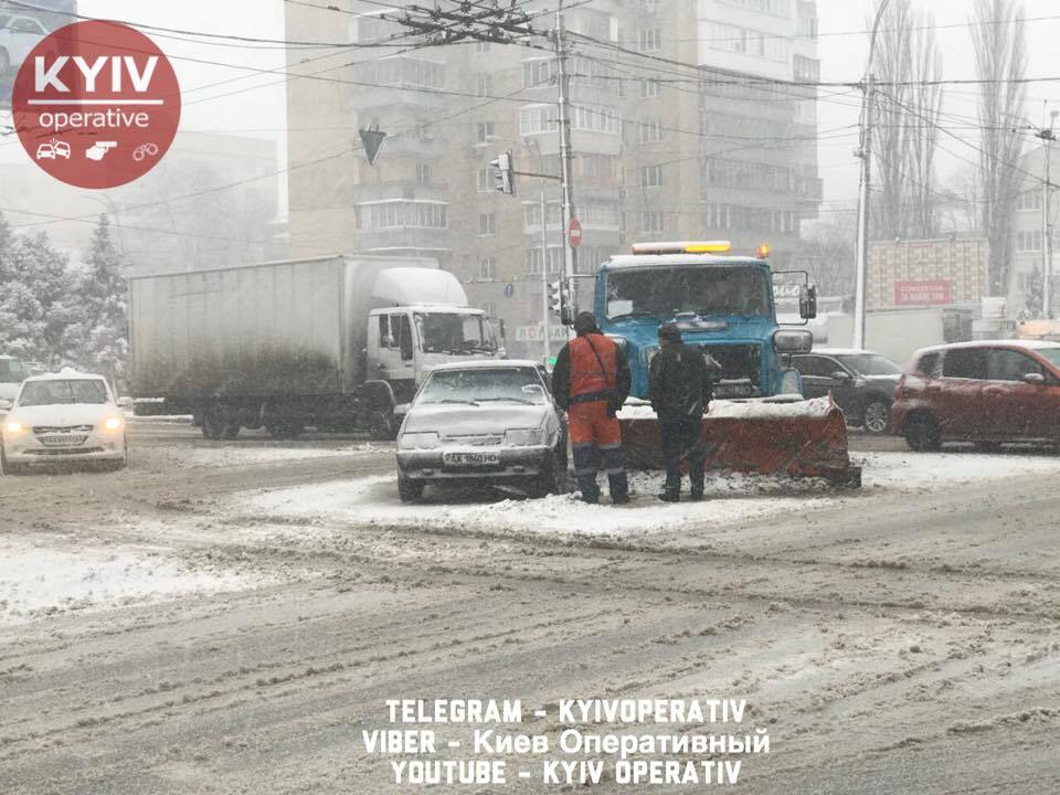 Транспортний колапс у Києві: на правому березі зупинилися тролейбуси