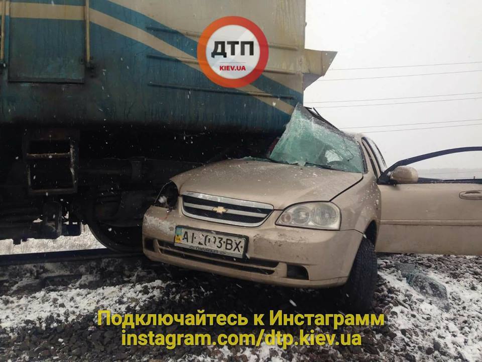 Хотел проскочить: под Киевом поезд протаранил авто
