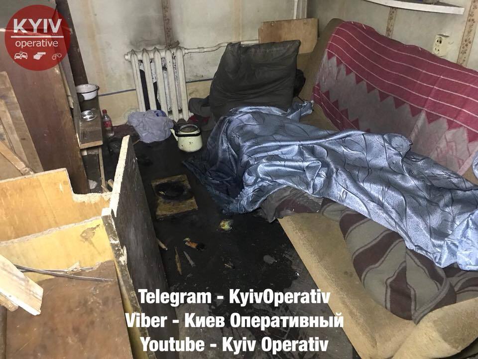 Розпалив багаття посеред квартири: в Києві чоловік влаштував сюрприз і заснув