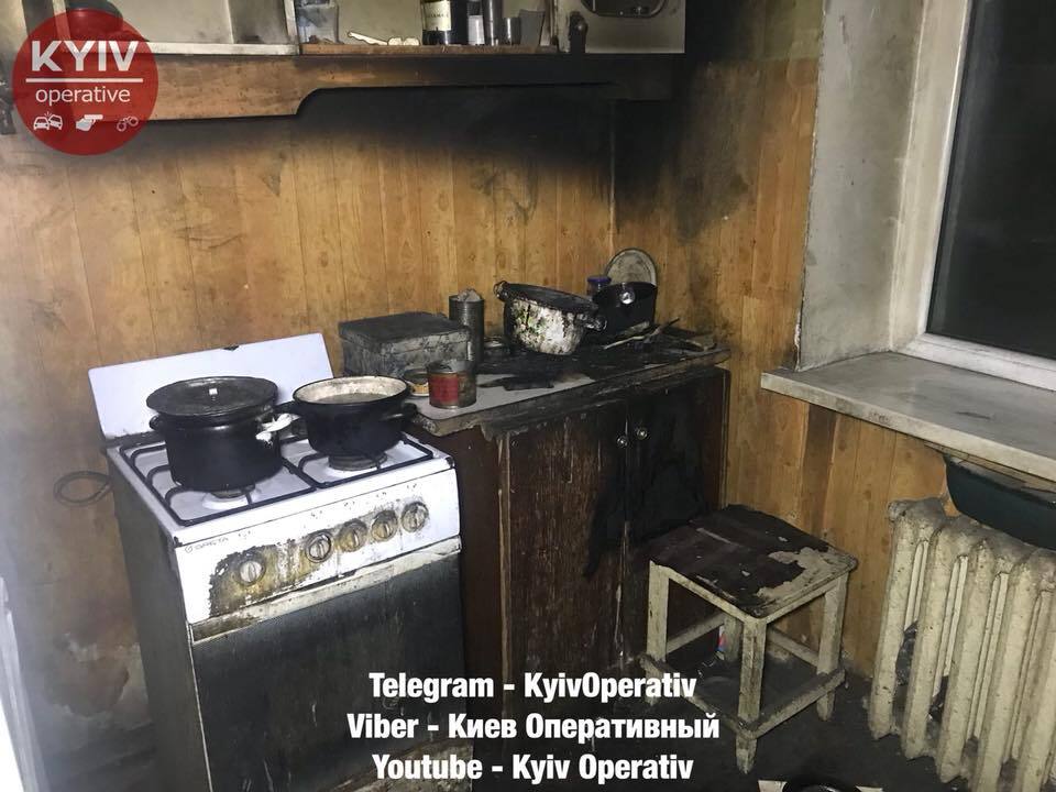Разжег костер посреди квартиры: в Киеве мужчина устроил сюрприз и уснул
