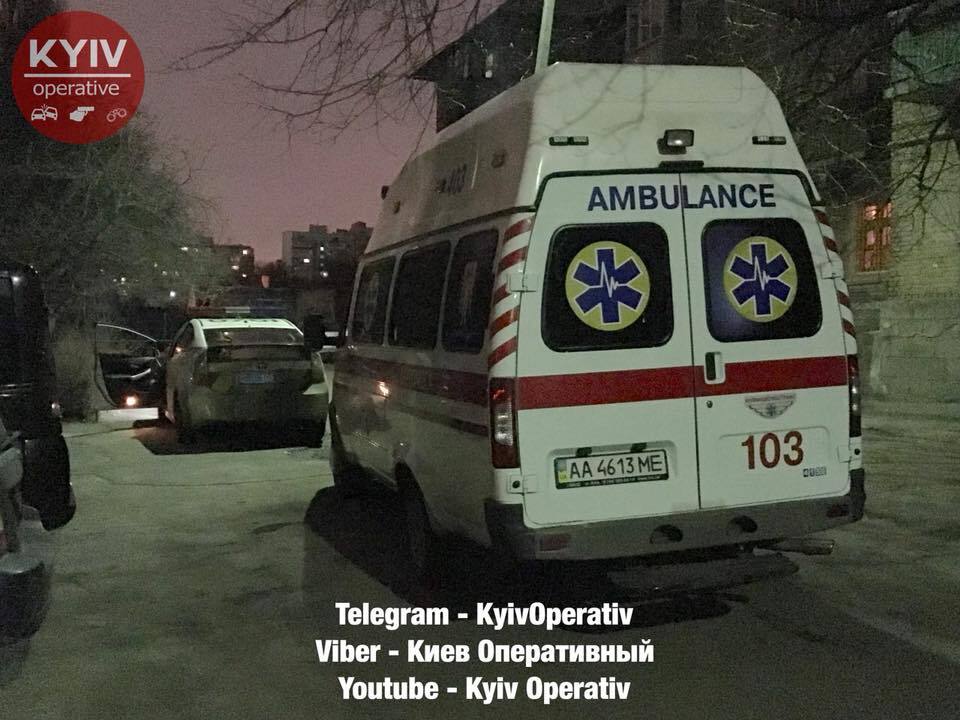 Разжег костер посреди квартиры: в Киеве мужчина устроил сюрприз и уснул
