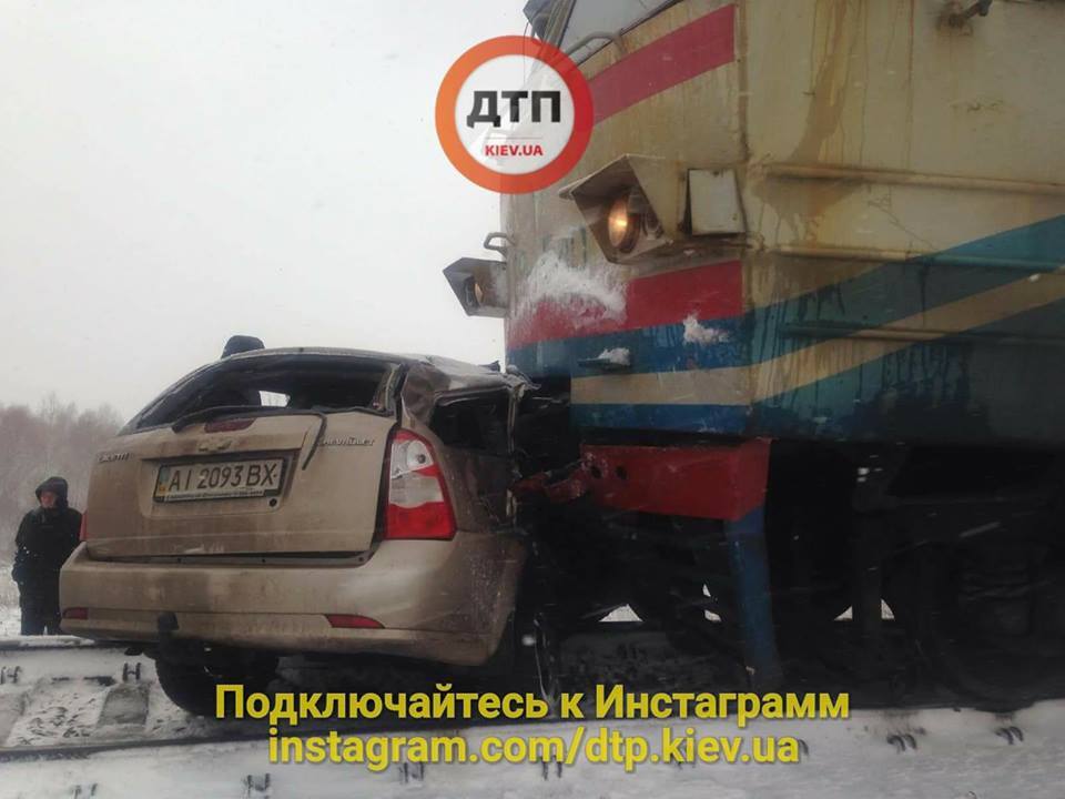 Хотел проскочить: под Киевом поезд протаранил авто