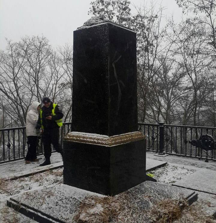 "Боляче, прикро і гірко!" У Чернігові поглумилися над могилою відомого письменника