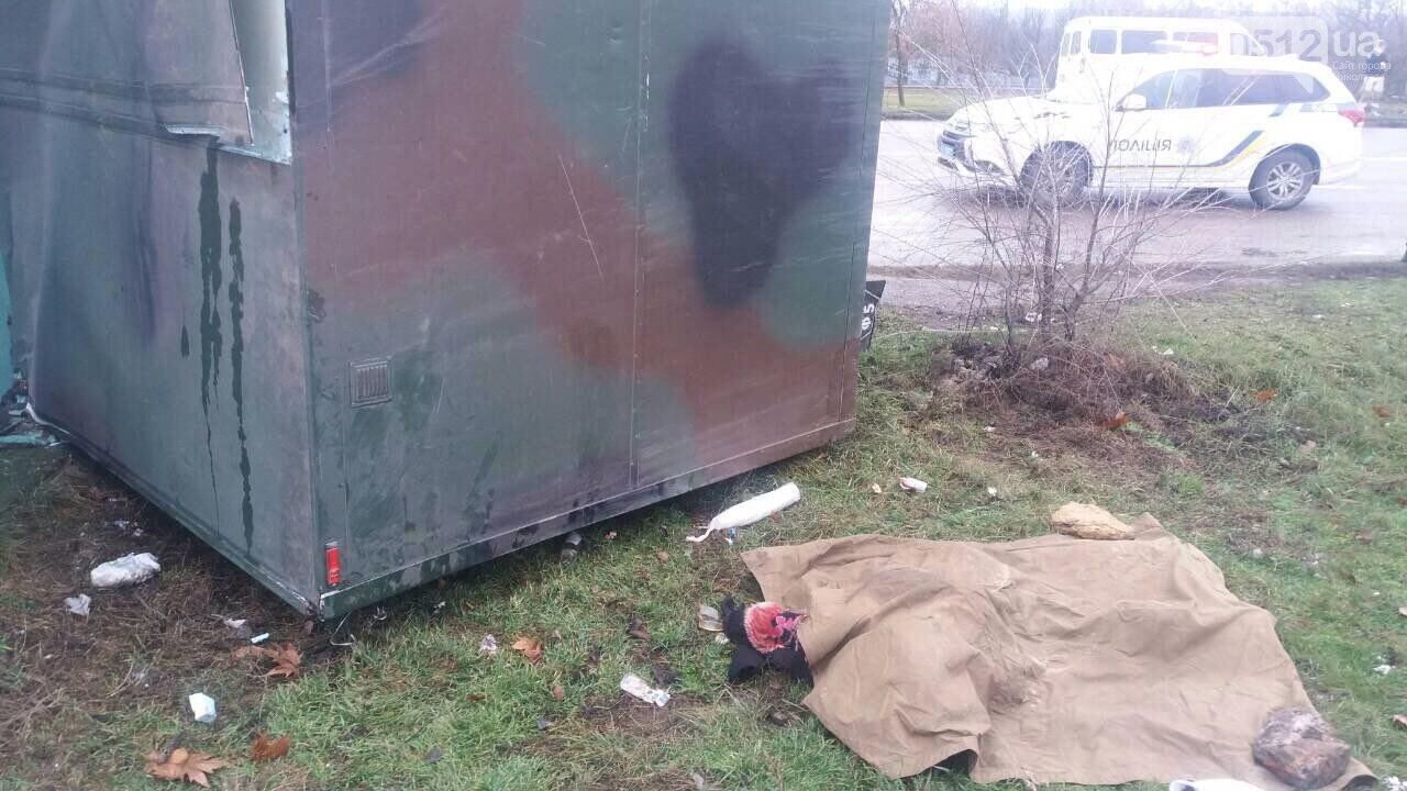 Женщине отрезало голову: под Николаевом грузовик Нацгвардии врезался в остановку