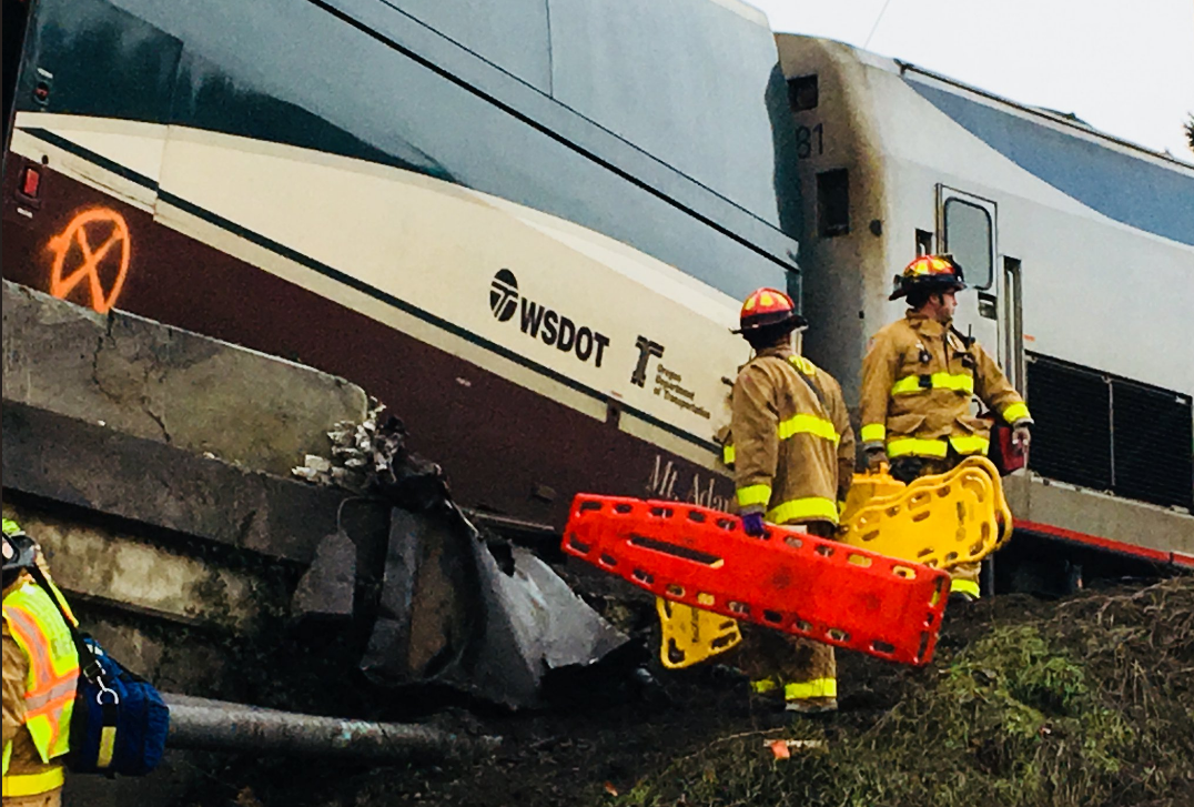 В США поезд с пассажирами рухнул с моста: появились первые фото с места катастрофы