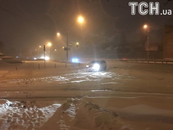 Киев завалило снегом: коммунальщики с Кличко всю ночь расчищали город