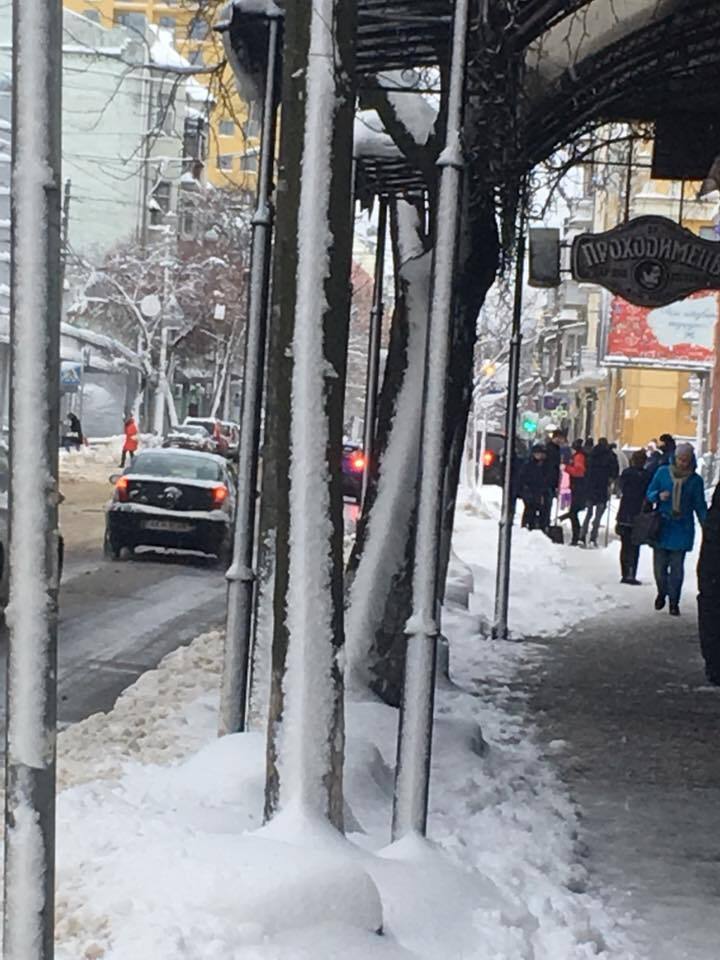 У Києві школярів змусили прибирати сніг під час уроків: мережа кипить