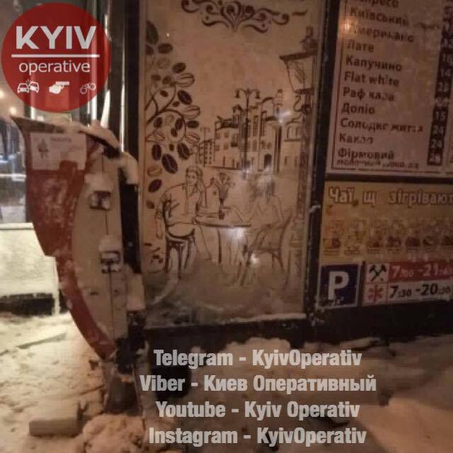 У Києві позашляховик зніс магазин і зник із місця НП