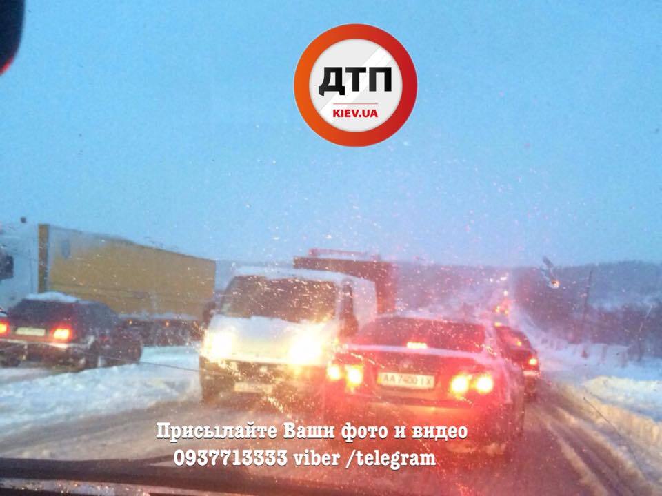 Снег остановил Киев: актуальная ситуация на дорогах