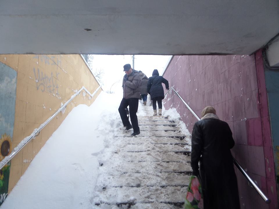 "Даже воды пожалели": сеть поразили заснеженные переходы в Киеве