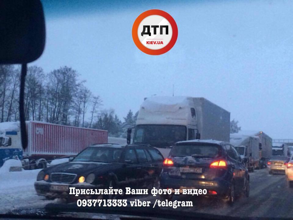 Снег остановил Киев: актуальная ситуация на дорогах