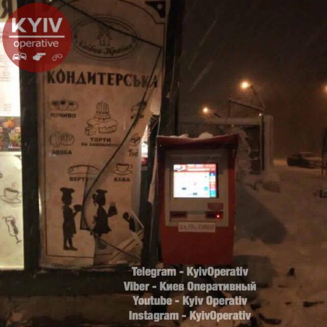 У Києві позашляховик зніс магазин і зник із місця НП