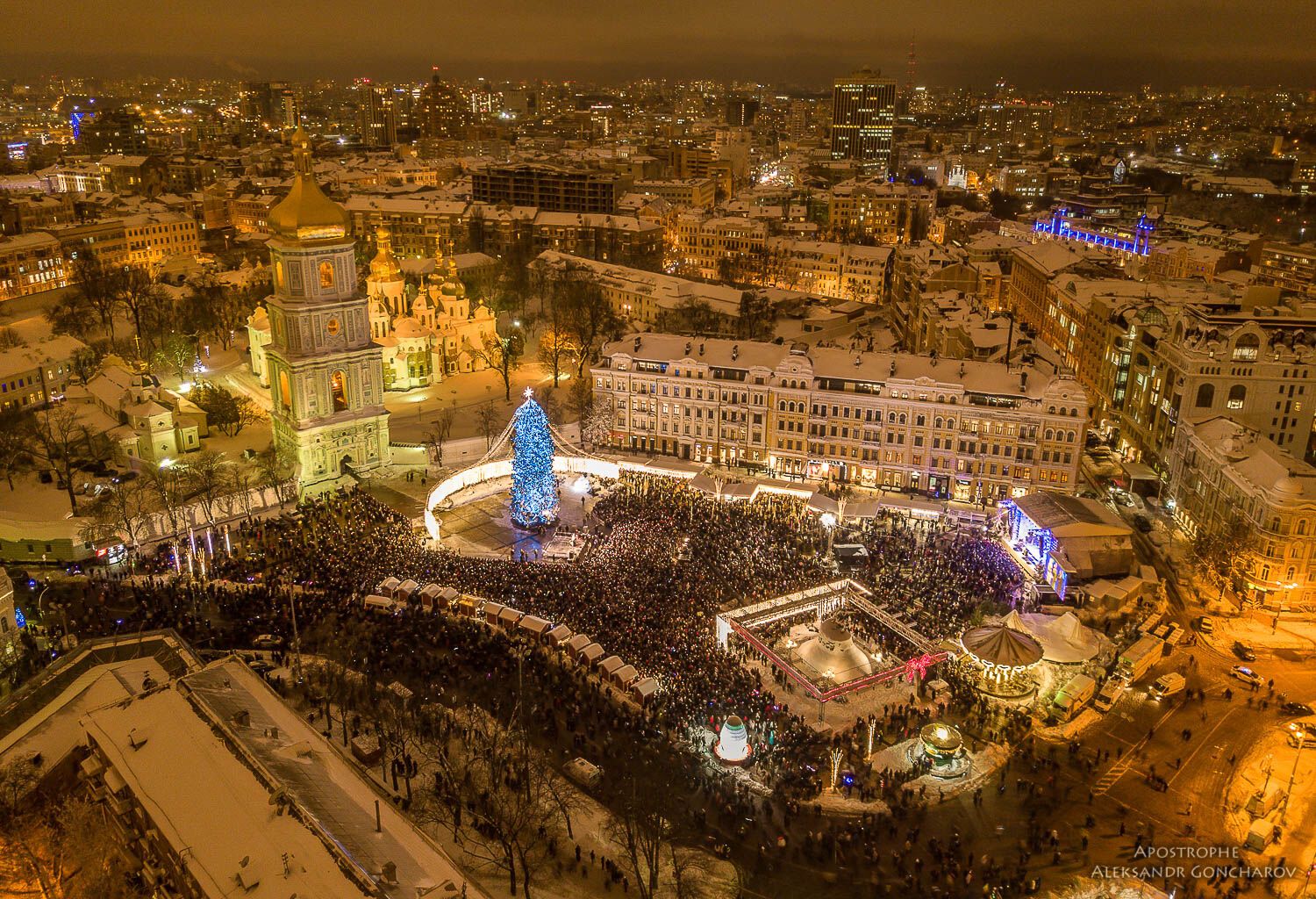 У Києві запалили вогні на головній новорічній ялинці України: з'явилися фото