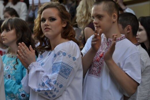 Украинских выпускников детдомов оденут в роскошные наряды и помогут найти работу