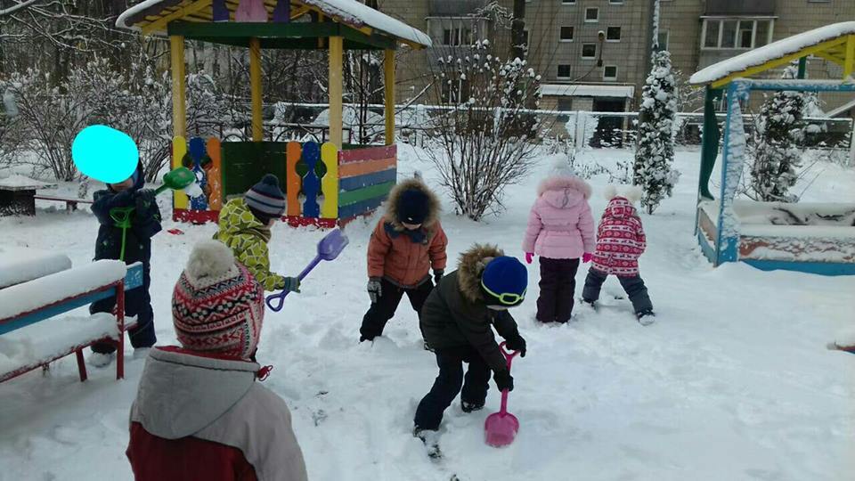 У Києві школярів змусили прибирати сніг під час уроків: мережа кипить