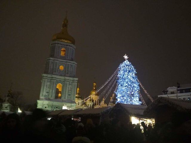 В Киеве зажгли огни на главной новогодней елке Украины: появились фото