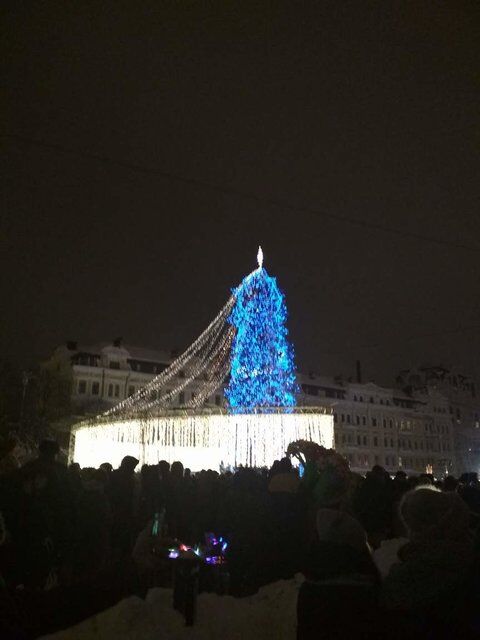 У Києві запалили вогні на головній новорічній ялинці України: з'явилися фото