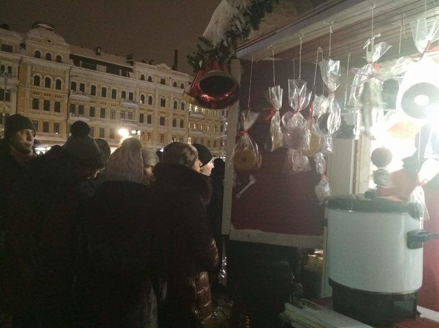 В Киеве зажгли огни на главной новогодней елке Украины: появились фото