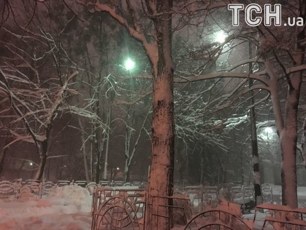 Київ завалило снігом: комунальники з Кличком всю ніч розчищали місто