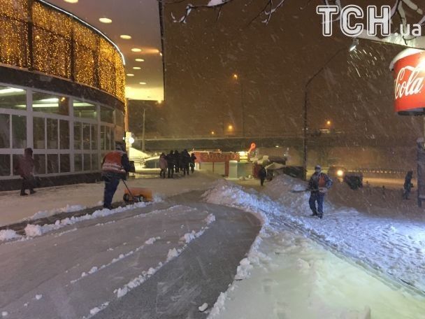 Київ завалило снігом: комунальники з Кличком всю ніч розчищали місто